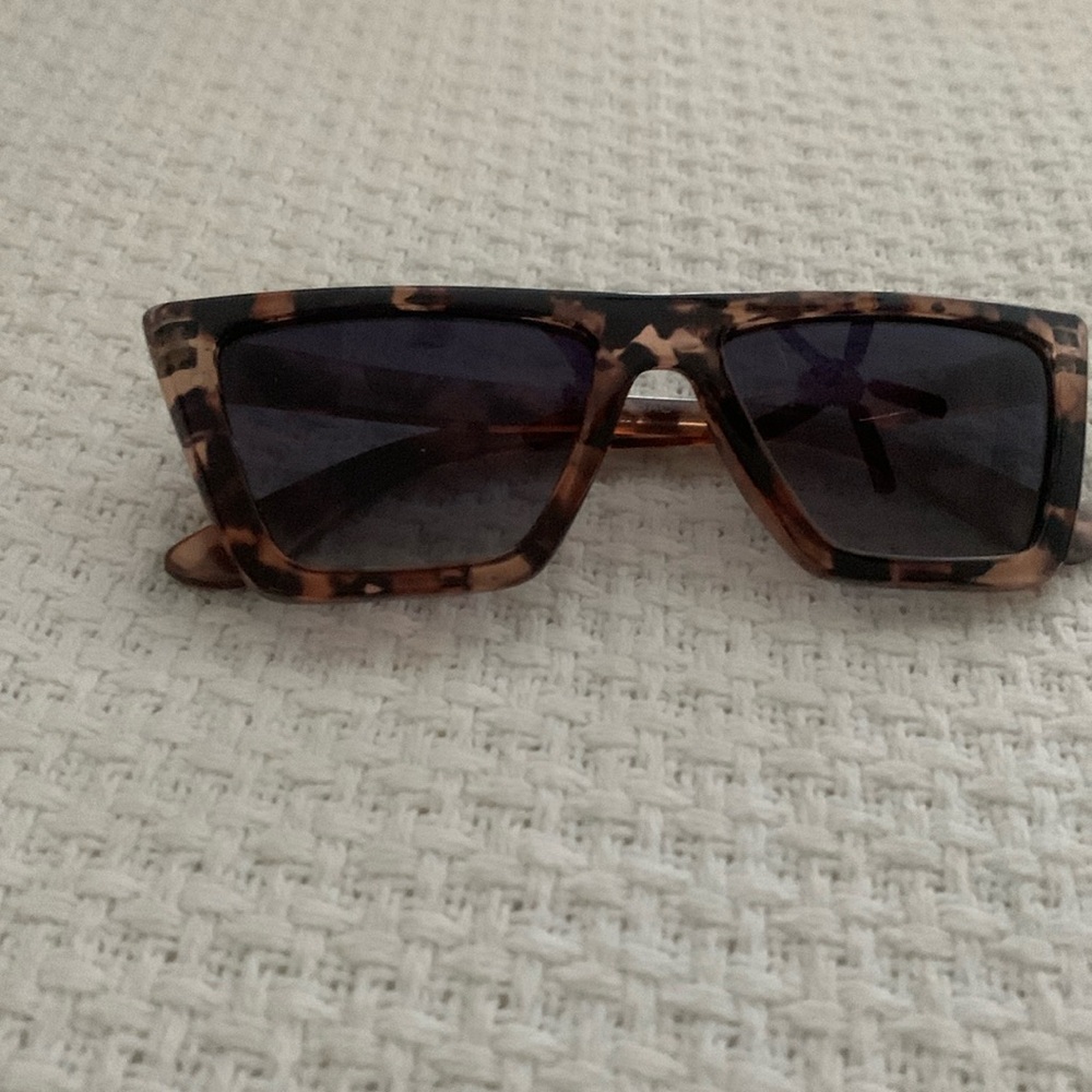 Peeper “Luna” style sunglasses